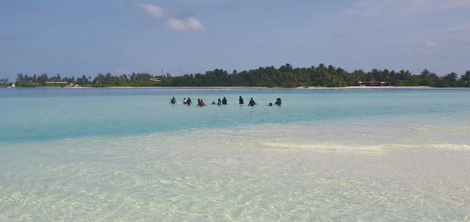 !ގުރައިދޫ ޚާއްސަ އެހީއަށް ބޭނުންވާ މީހުންގެ މަރުކަޒުގައި ފަރުވާ ހޯދާ މީހުން މަރުކަޒުން ބޭރު އުފާވެރި މާހައުލަކަށް